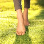 Camminare scalzi: benefici neurologici e muscolo-scheletrici